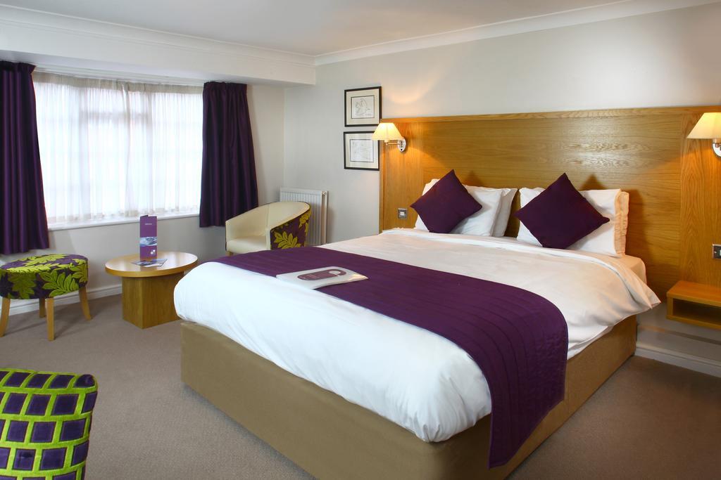 The Chequers Hotel Newbury  Ngoại thất bức ảnh