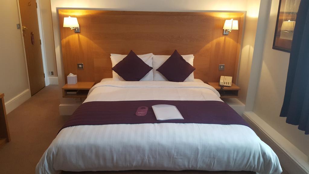 The Chequers Hotel Newbury  Ngoại thất bức ảnh